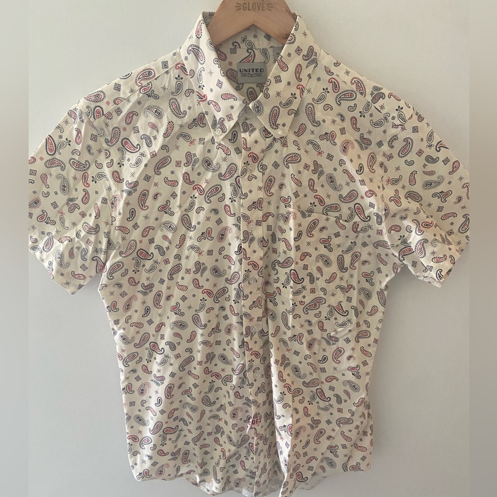 United Brand Paisley Button Up Short-Sleeve. Men’s Medium. Great Condition.